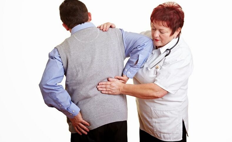pacienta pārbaude pie ārsta par muguras sāpēm