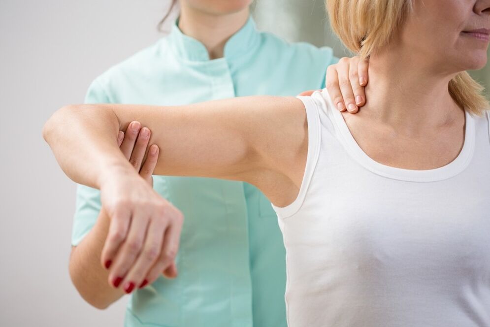 Ārsta pārbaude ar dzemdes kakla osteohondrozi